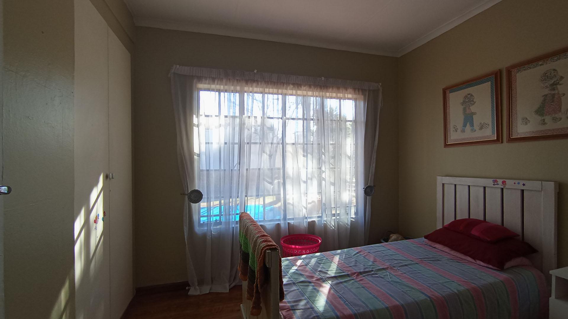 Bed Room 2 - 11 square meters of property in Wierdapark