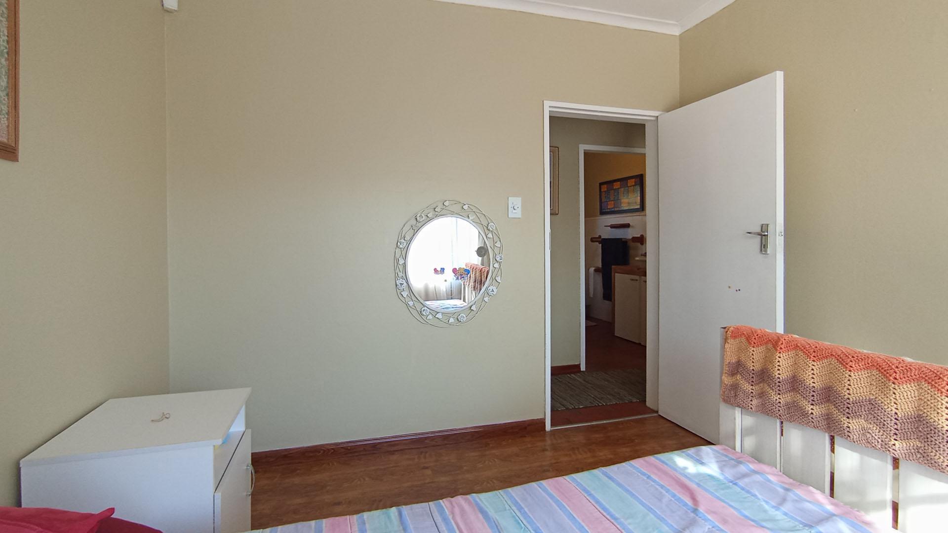 Bed Room 2 - 11 square meters of property in Wierdapark