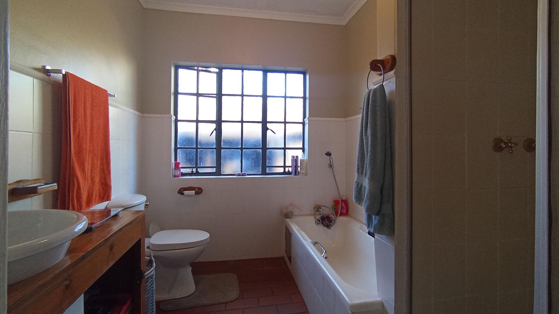 Main Bathroom - 6 square meters of property in Wierdapark