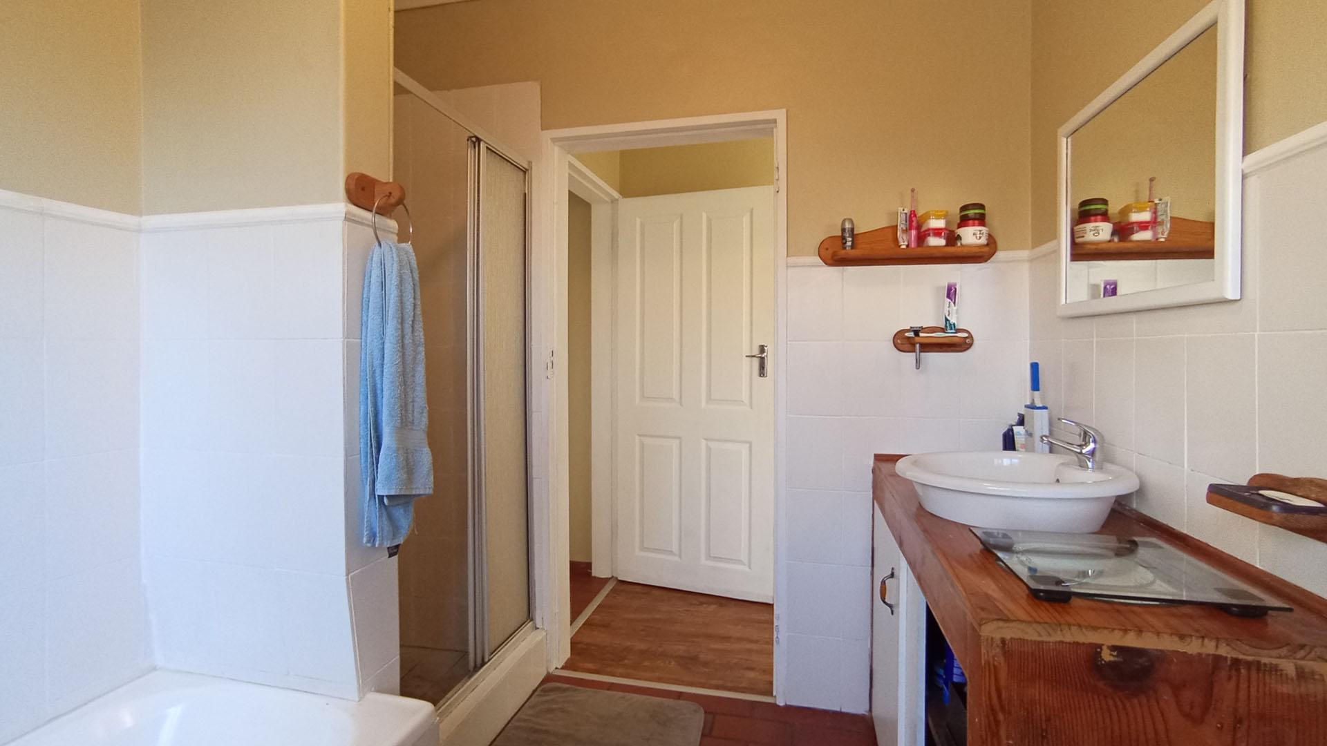 Main Bathroom - 6 square meters of property in Wierdapark