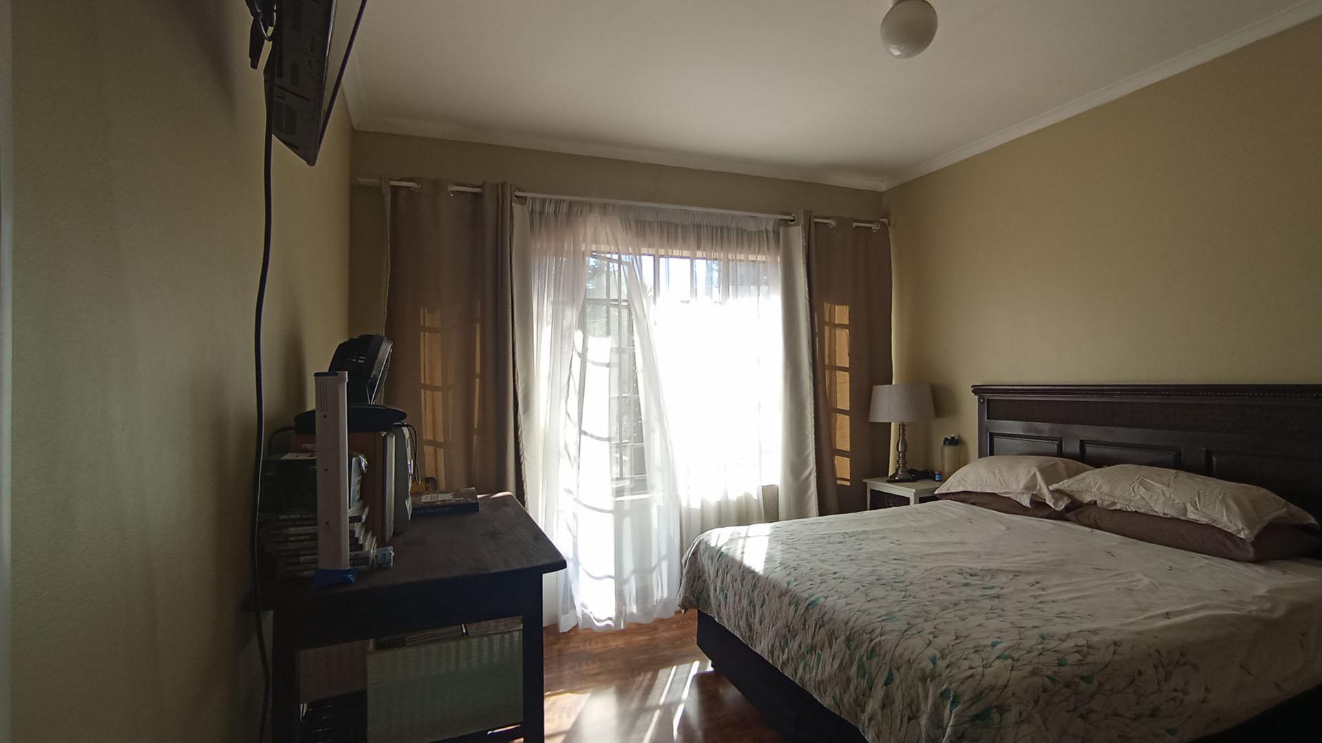 Main Bedroom - 23 square meters of property in Wierdapark