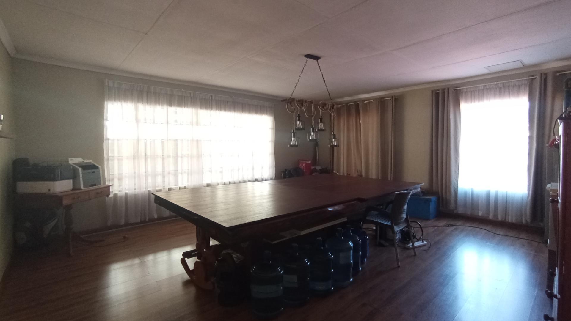 Dining Room - 37 square meters of property in Wierdapark