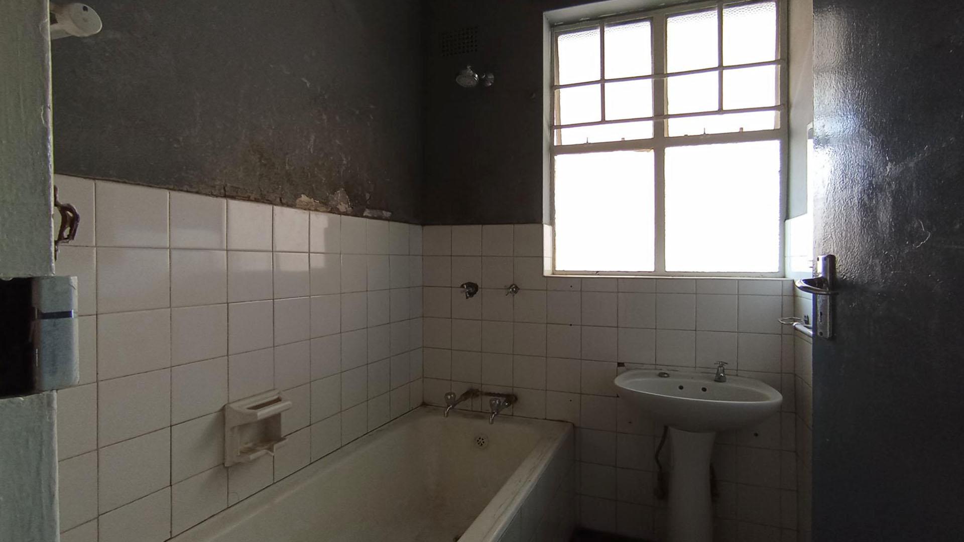 Bathroom 1 - 6 square meters of property in Arcadia