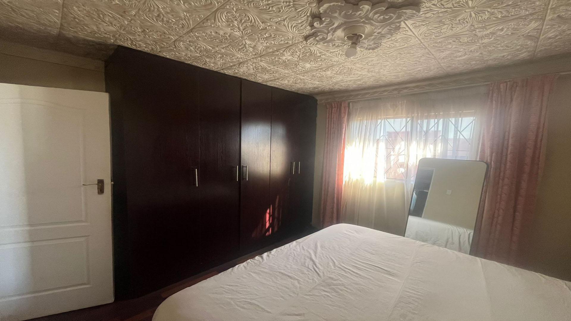 Main Bedroom of property in Wells Estate