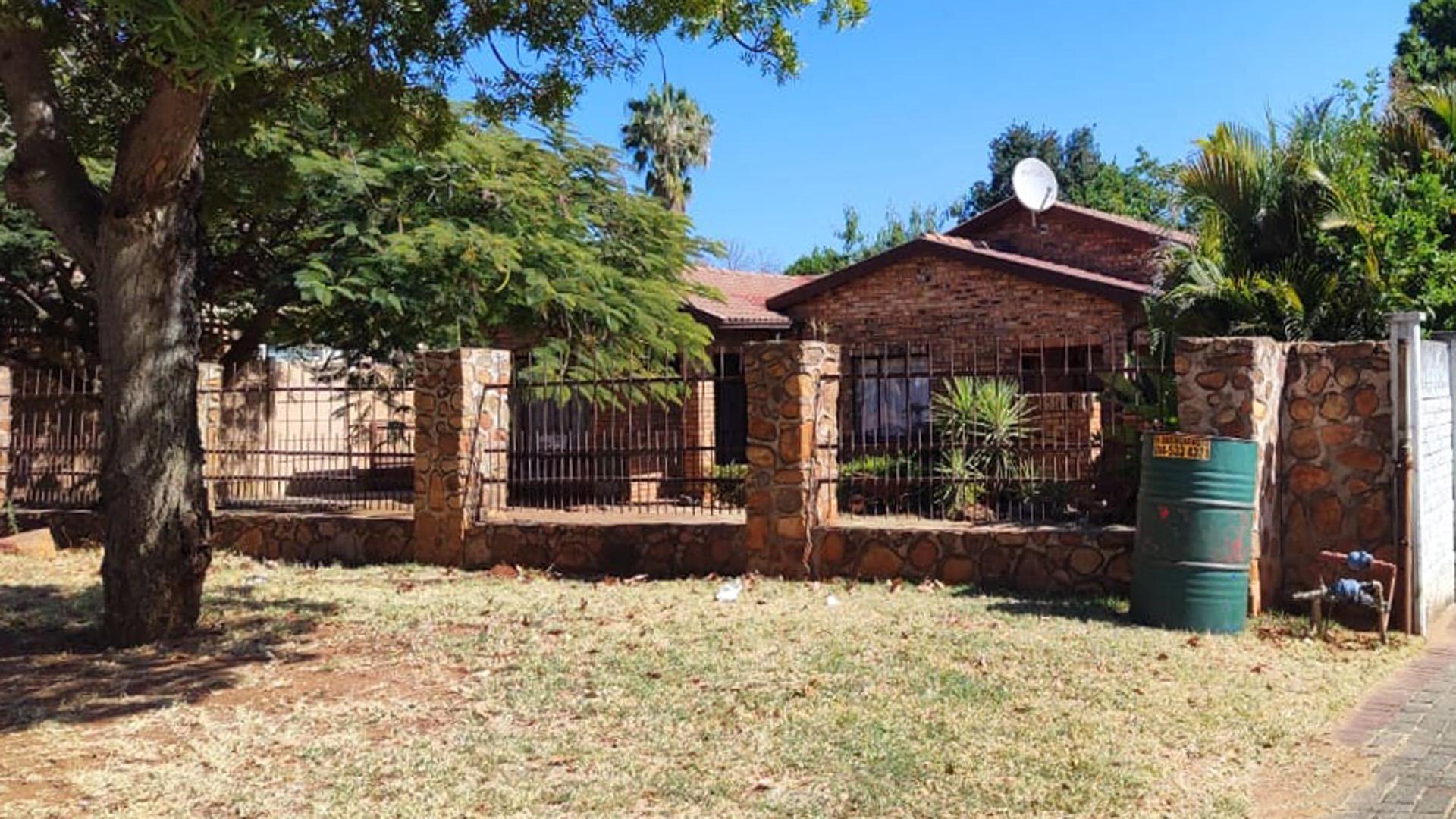 Front View of property in Rustenburg