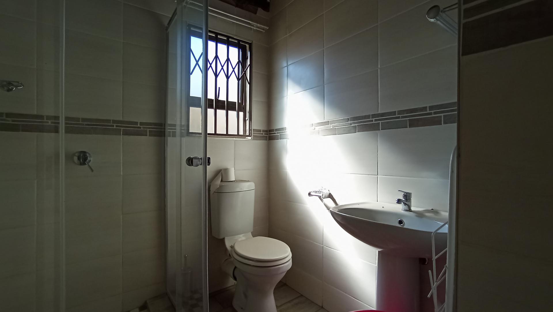 Bathroom 1 - 5 square meters of property in Andeon
