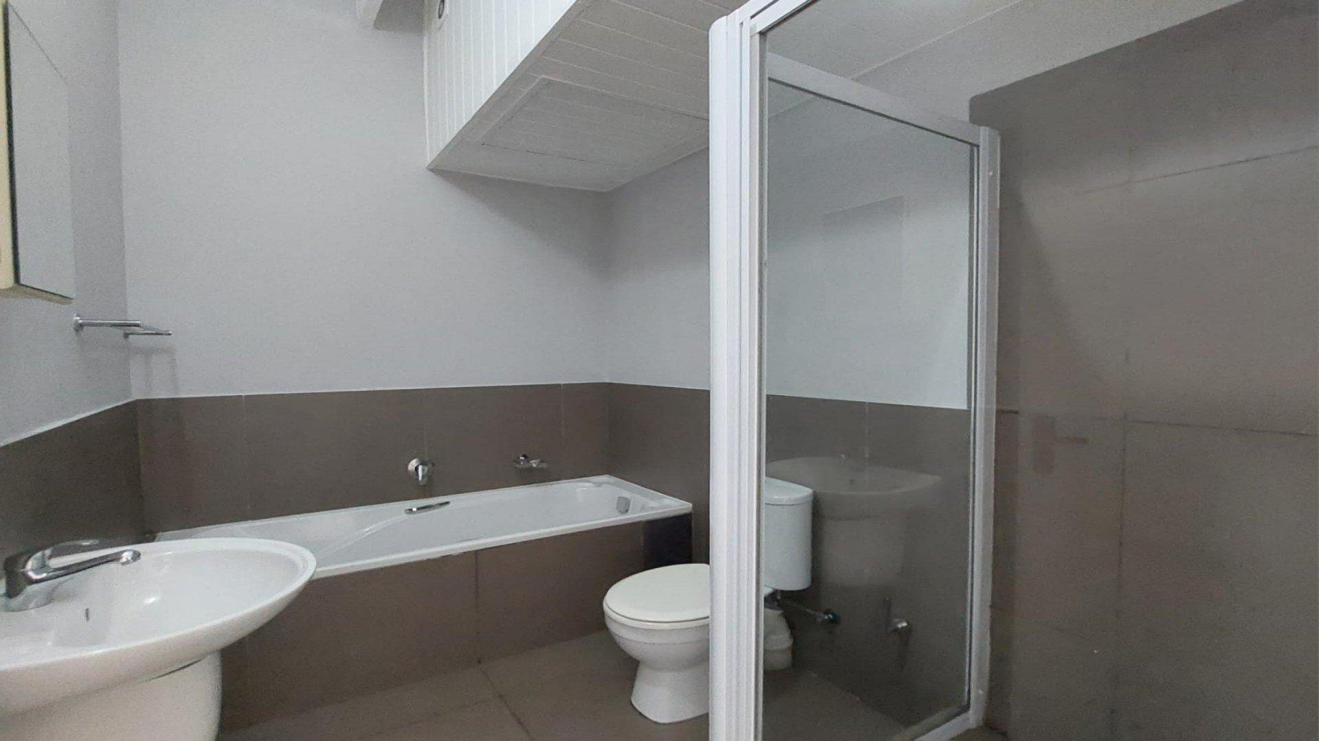 Bathroom 1 of property in Burgundy Estate