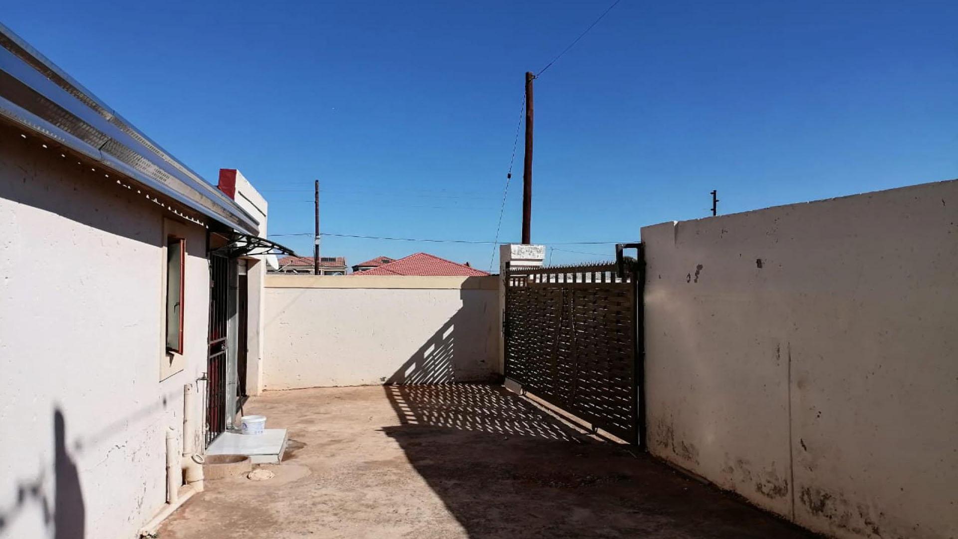 Front View of property in Glen Ridge (Gauteng - West)