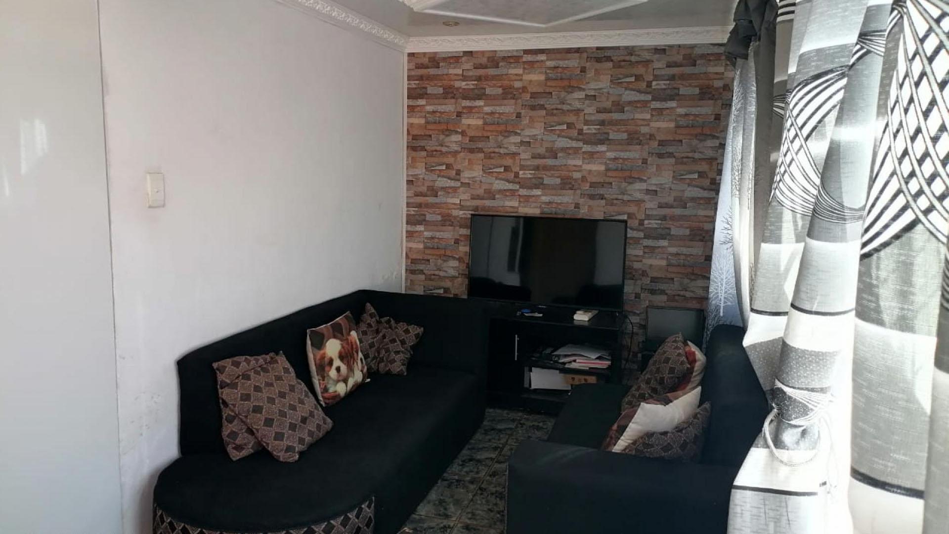 Lounges - 18 square meters of property in Glen Ridge (Gauteng - West)