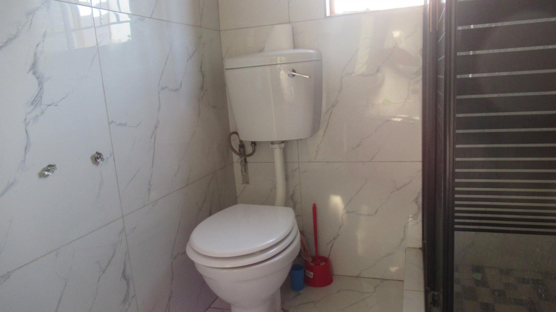 Bathroom 1 - 5 square meters of property in Glen Ridge (Gauteng - West)