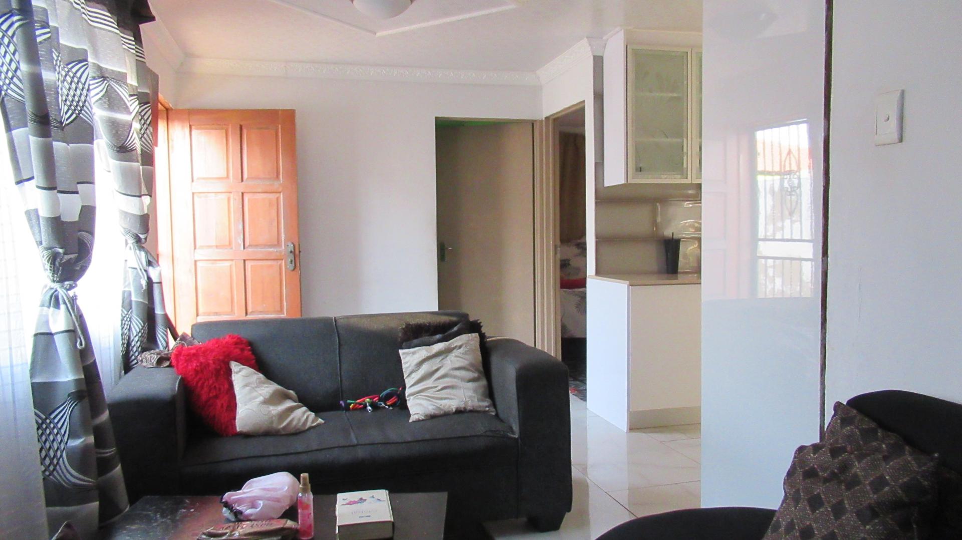 Lounges - 18 square meters of property in Glen Ridge (Gauteng - West)