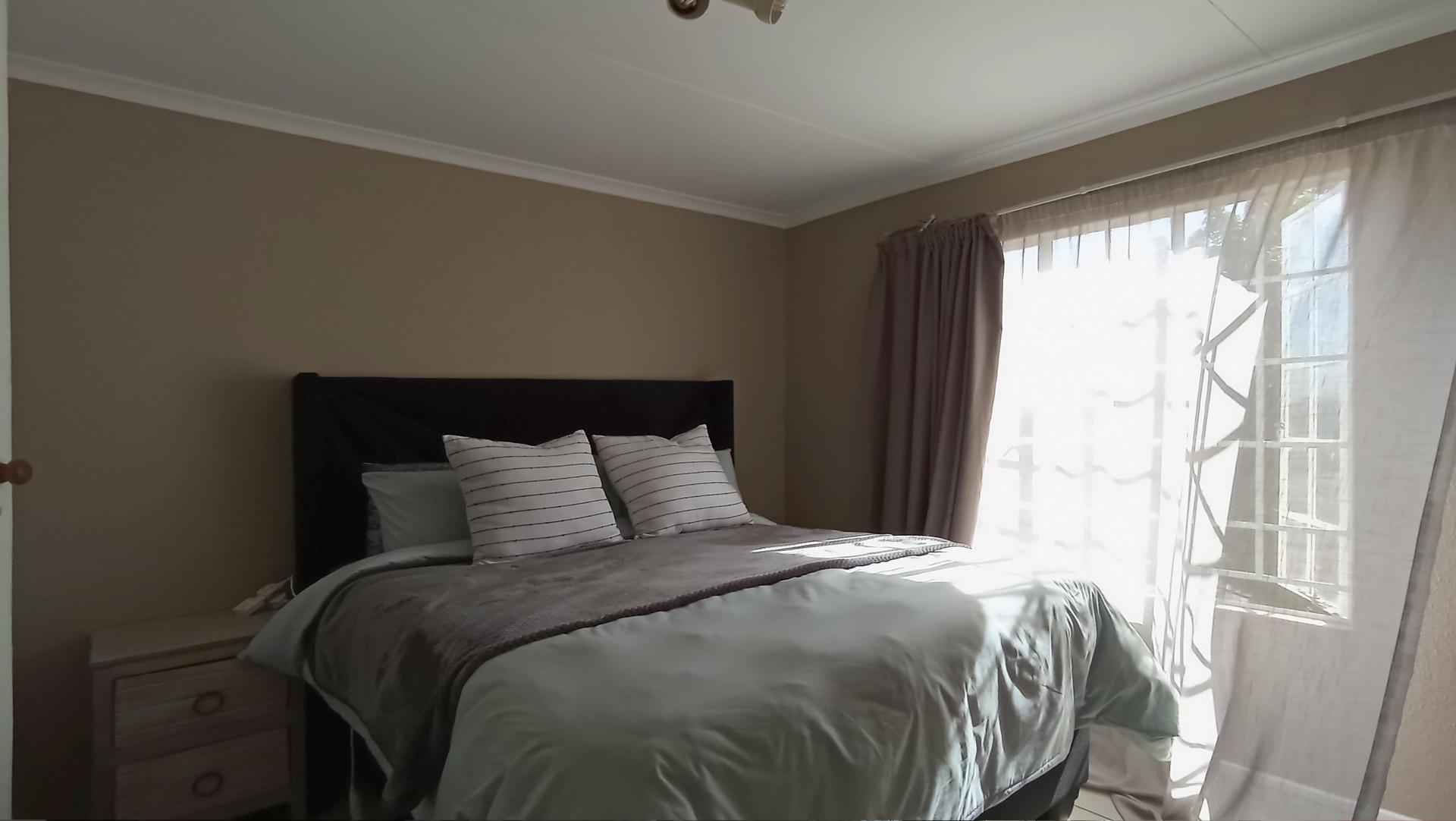 Bed Room 1 - 14 square meters of property in Faerie Glen