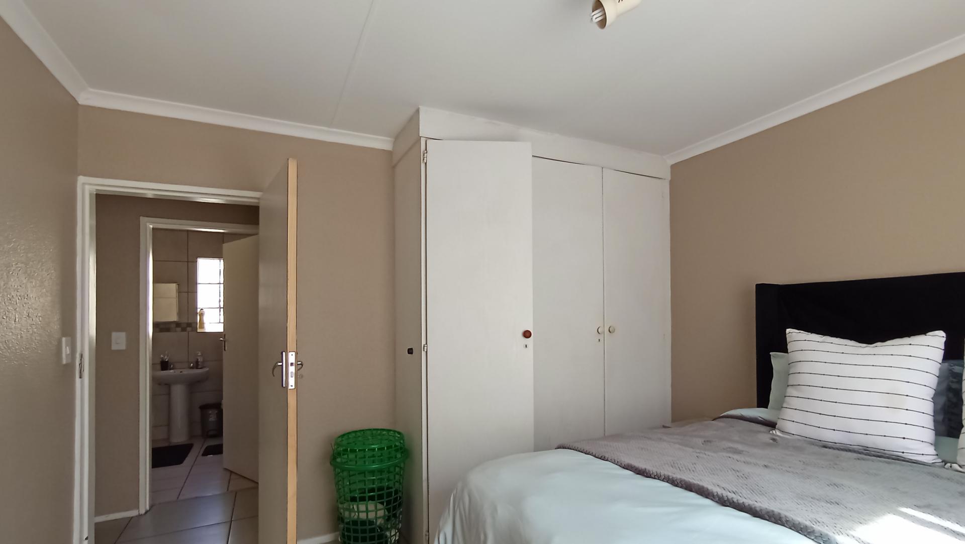 Bed Room 1 - 14 square meters of property in Faerie Glen