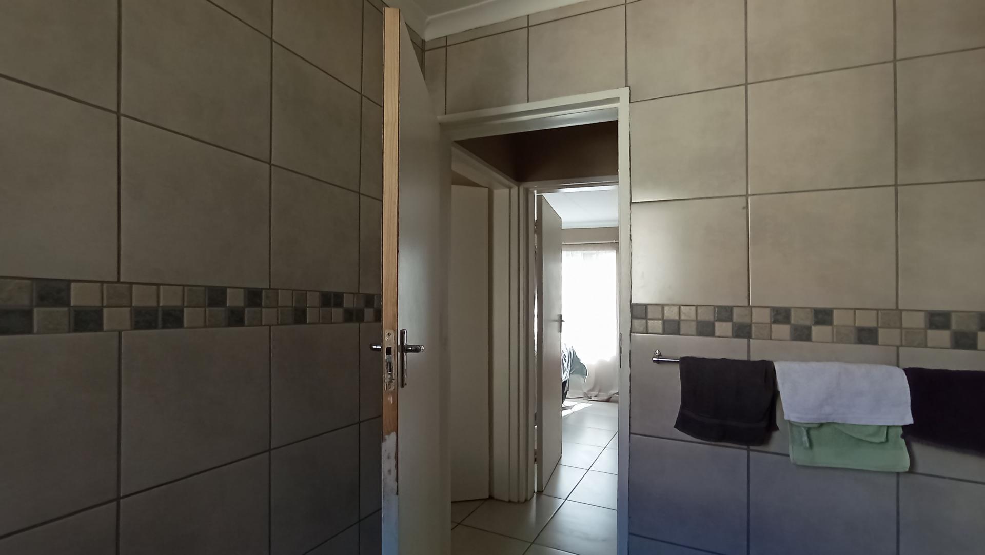 Bathroom 1 - 6 square meters of property in Faerie Glen