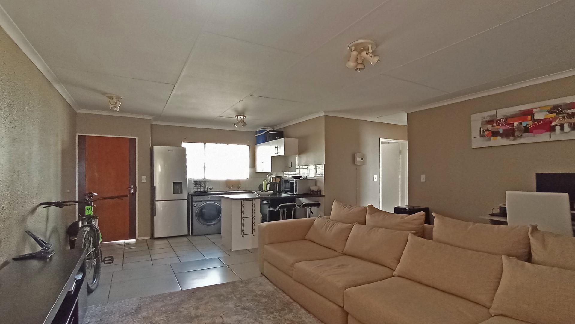 Lounges - 23 square meters of property in Faerie Glen