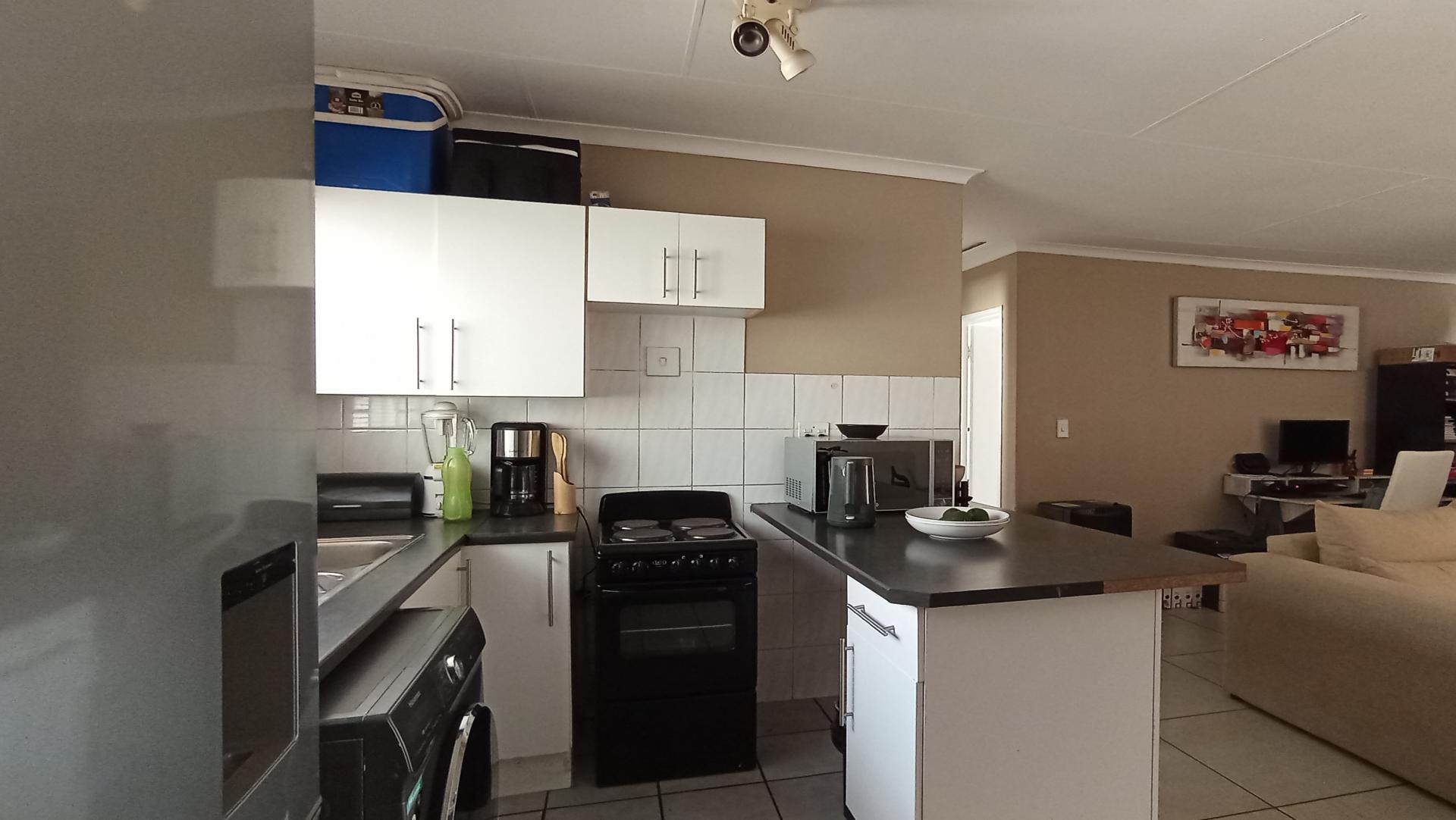 Kitchen - 8 square meters of property in Faerie Glen