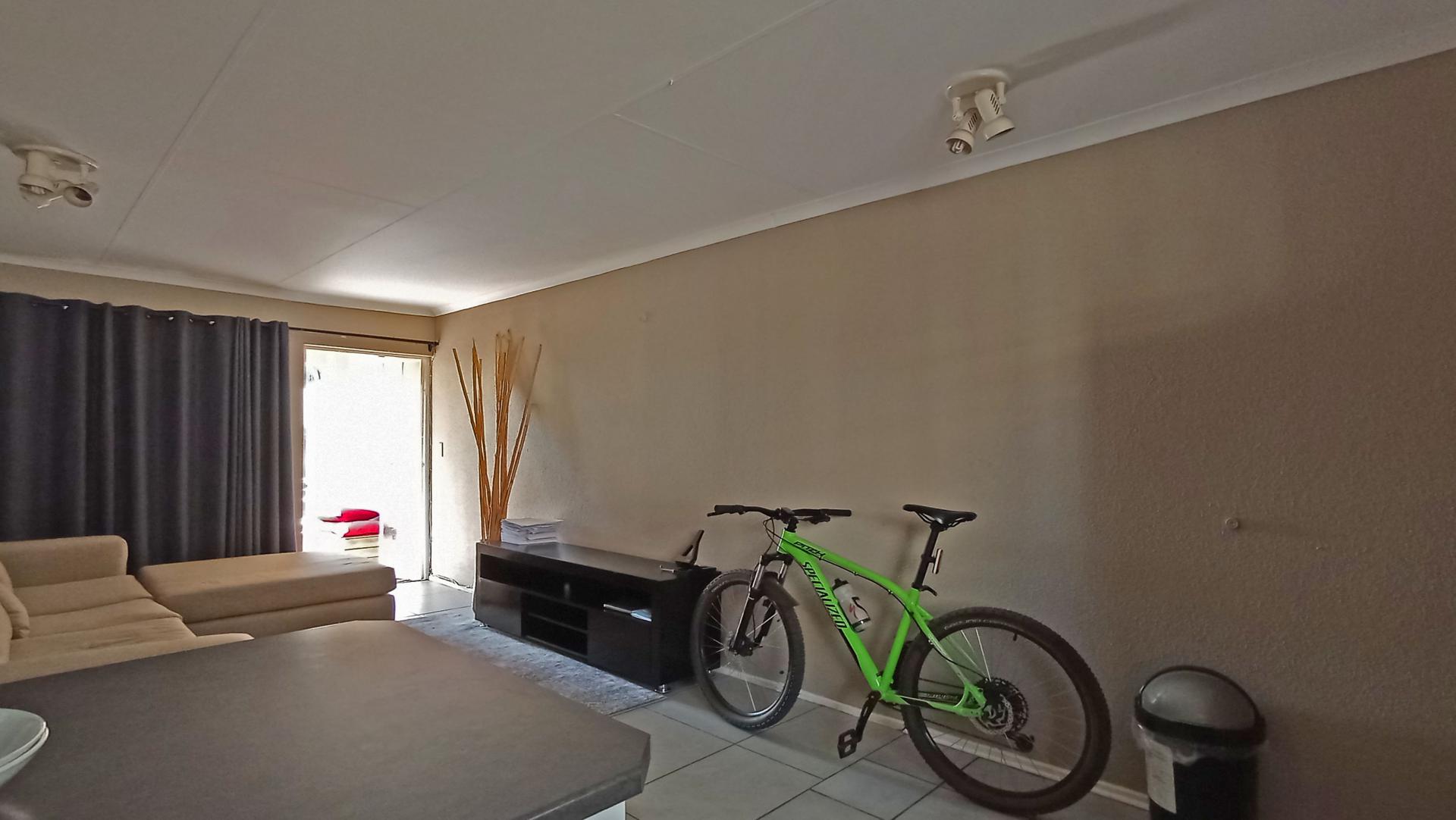 Kitchen - 8 square meters of property in Faerie Glen