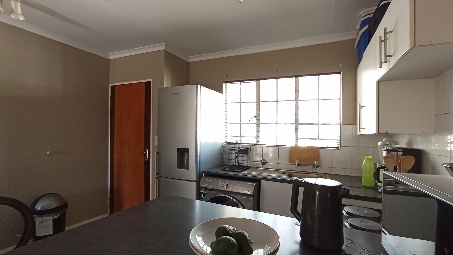 Kitchen - 8 square meters of property in Faerie Glen