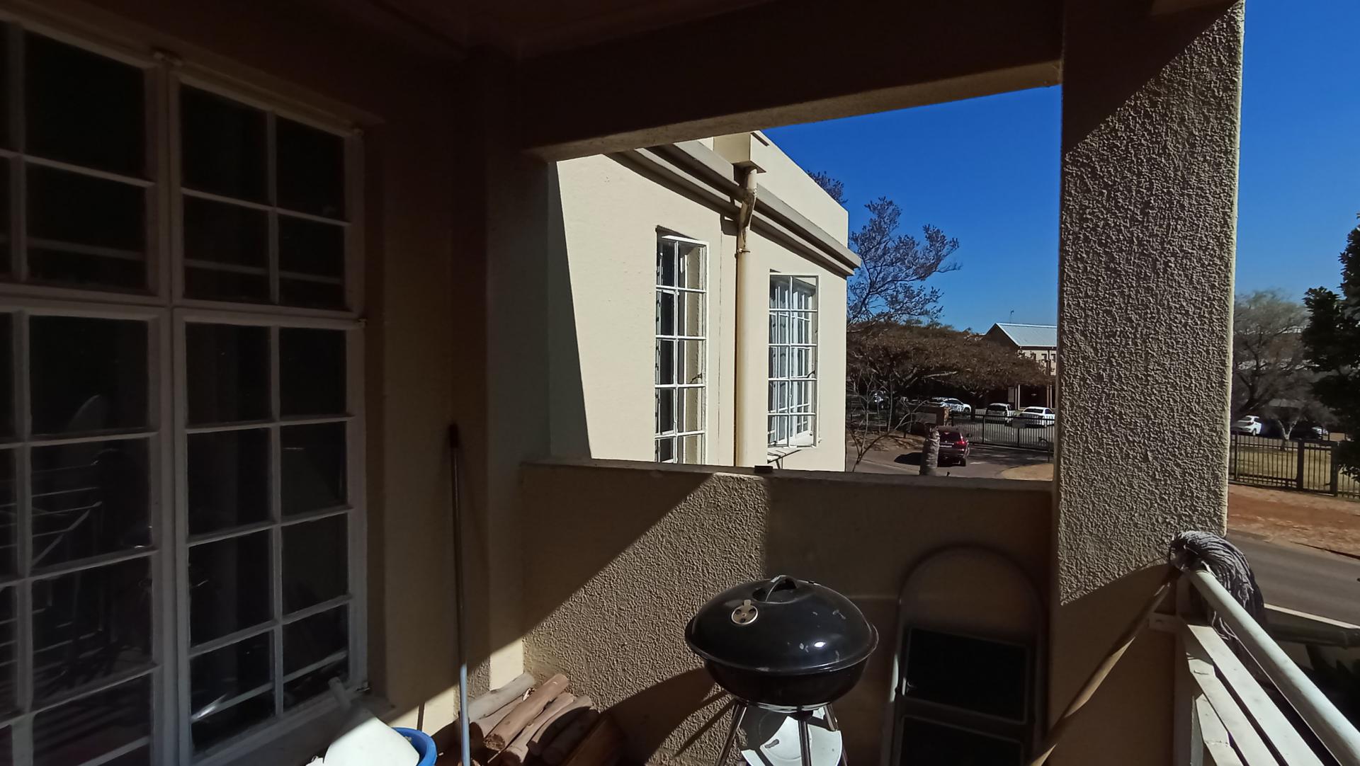 Balcony - 6 square meters of property in Faerie Glen