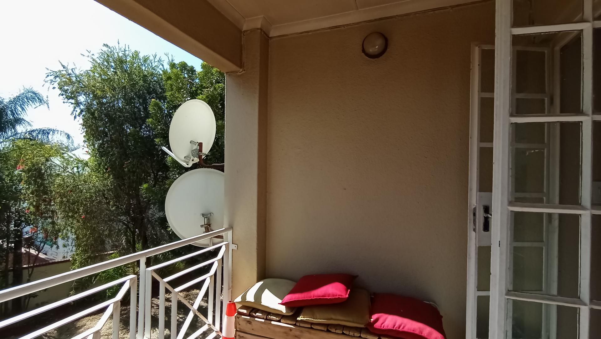 Balcony - 6 square meters of property in Faerie Glen