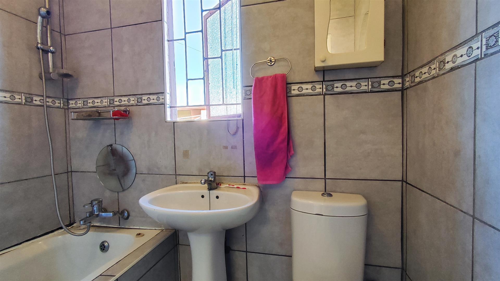Bathroom 1 - 5 square meters of property in Vanderbijlpark
