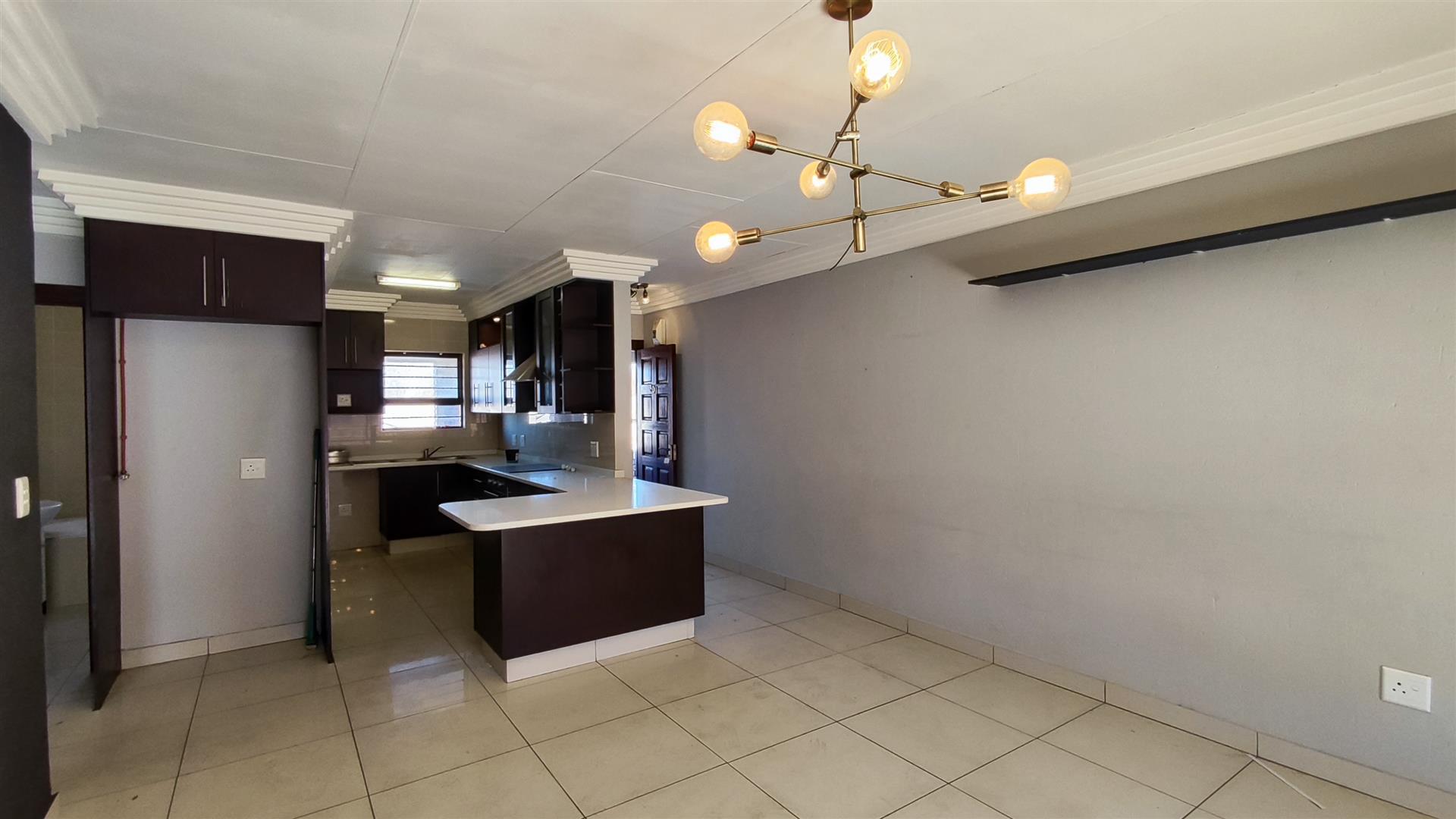 Lounges - 21 square meters of property in Ravenswood