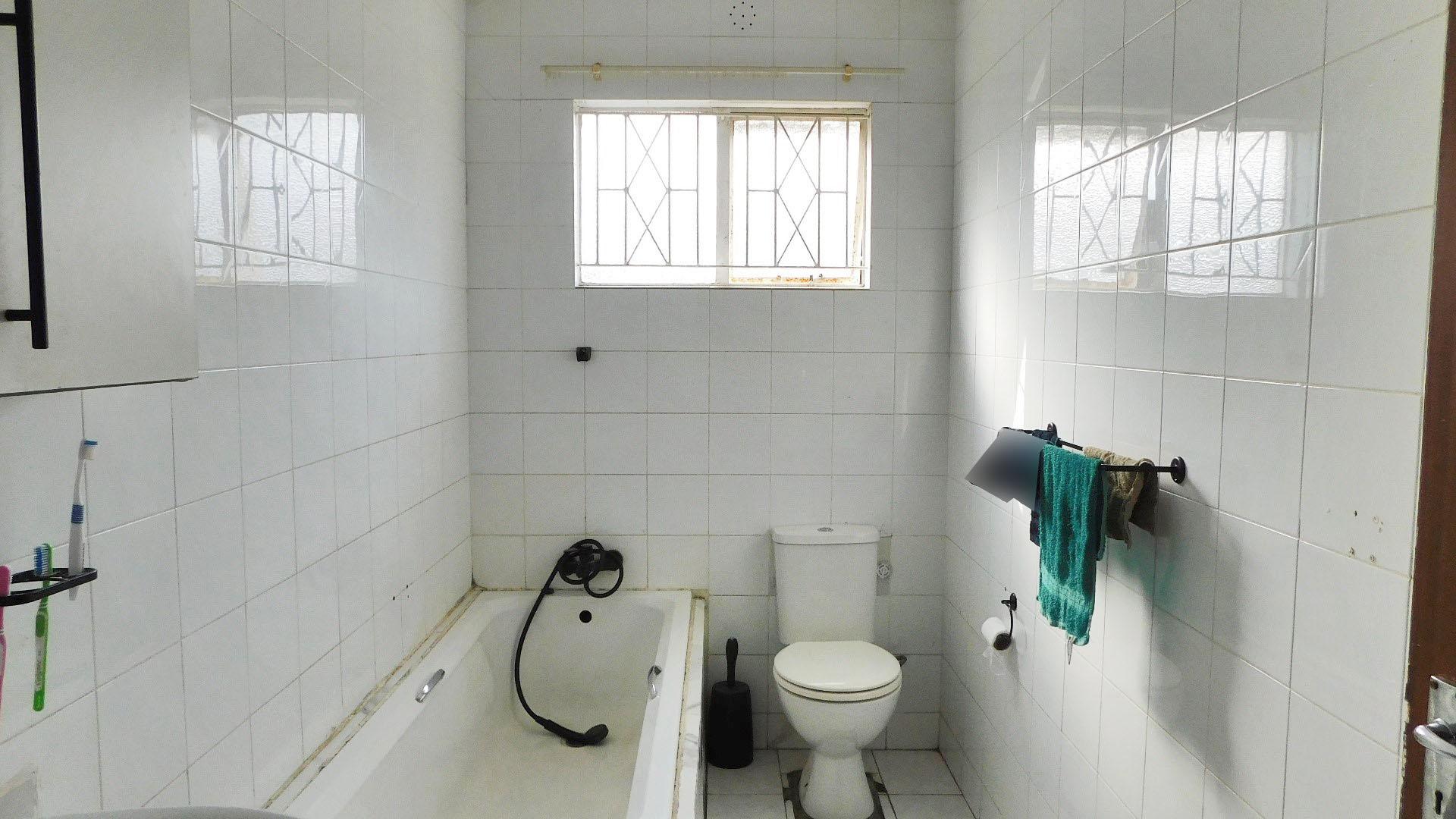 Bathroom 1 - 6 square meters of property in Woodlands - DBN