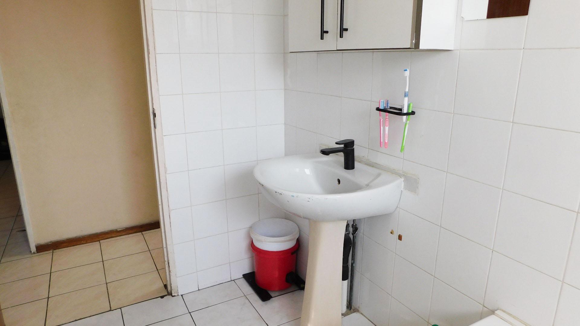 Bathroom 1 - 6 square meters of property in Woodlands - DBN