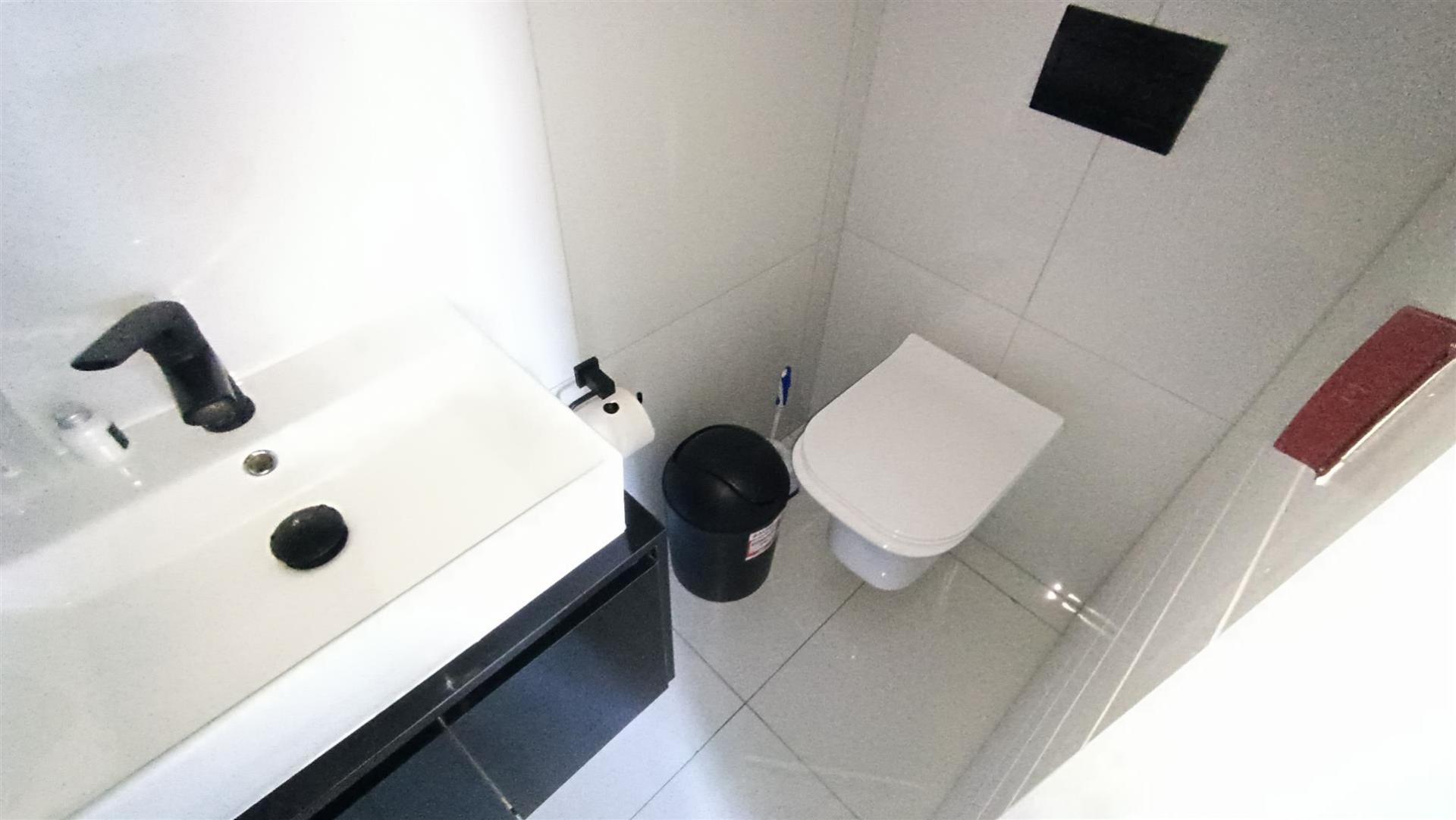 Main Bathroom of property in Table View