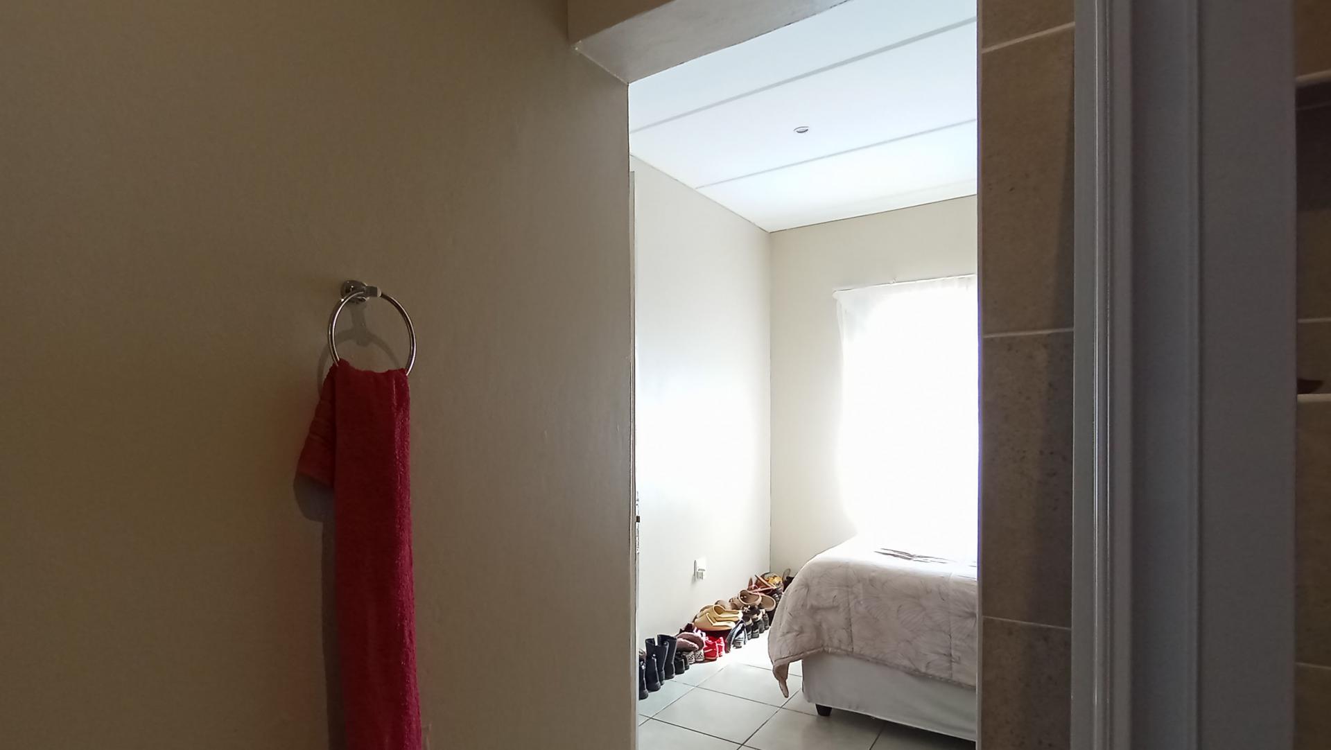 Bathroom 1 - 5 square meters of property in Whiteridge