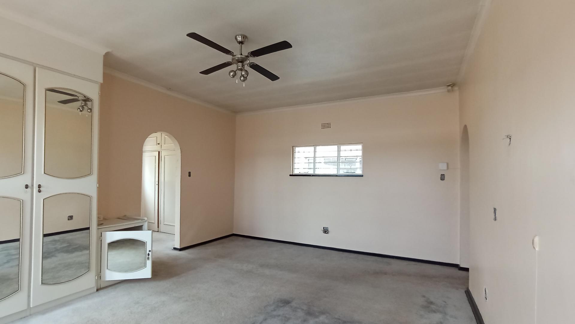 Main Bedroom - 41 square meters of property in Linden