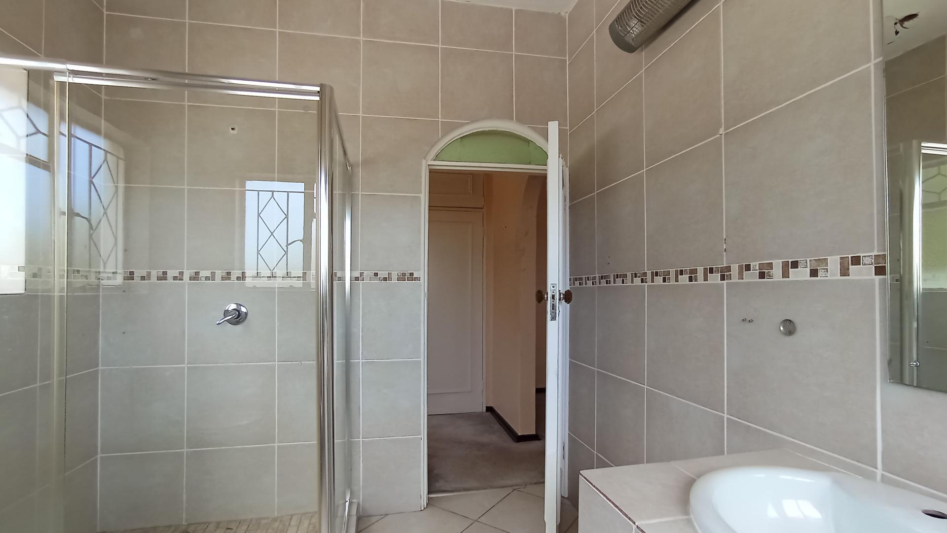 Main Bathroom - 10 square meters of property in Linden