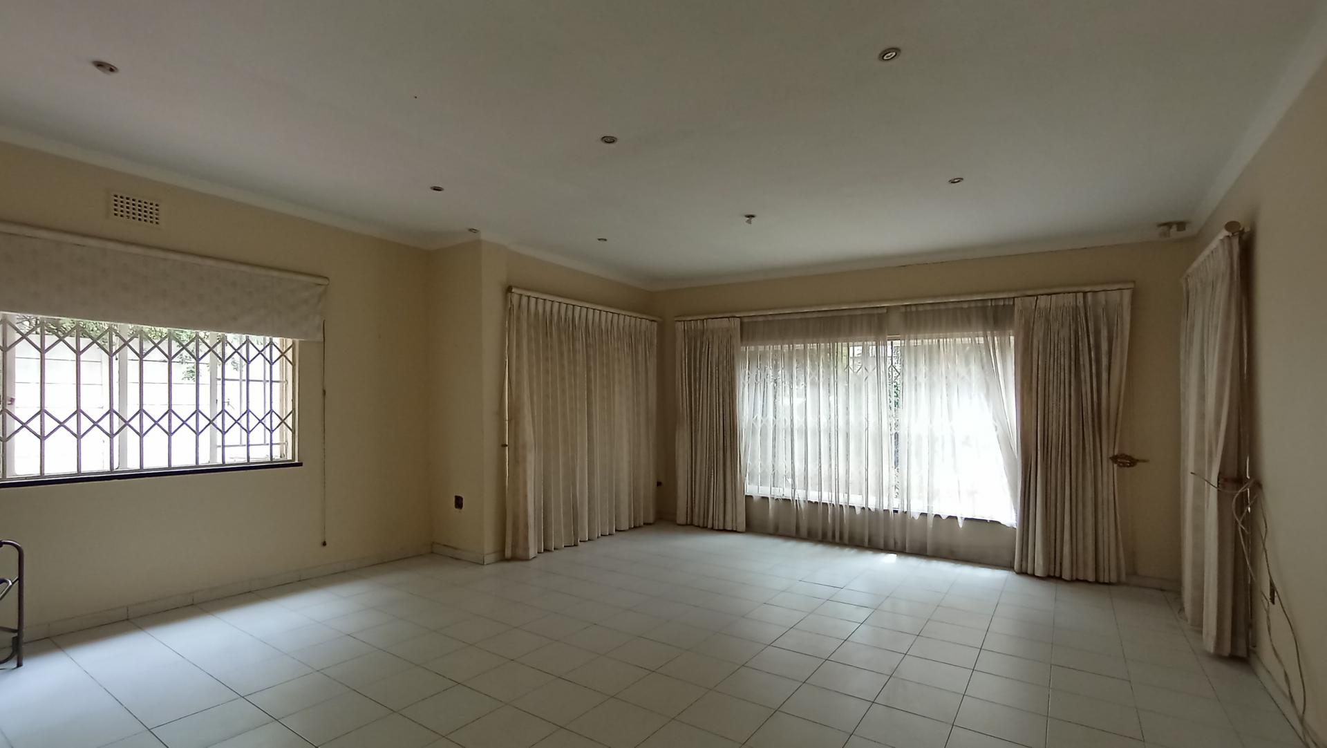 Lounges - 42 square meters of property in Linden