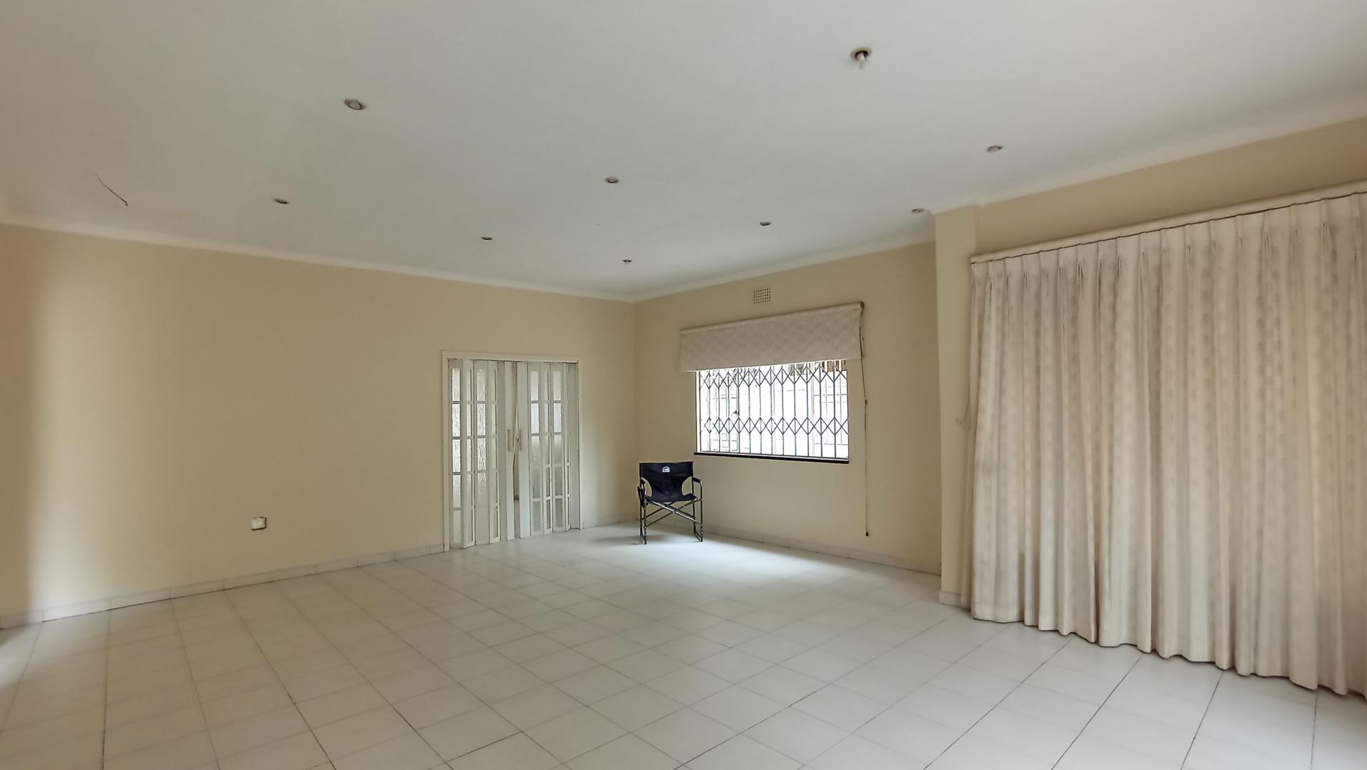 Lounges - 42 square meters of property in Linden