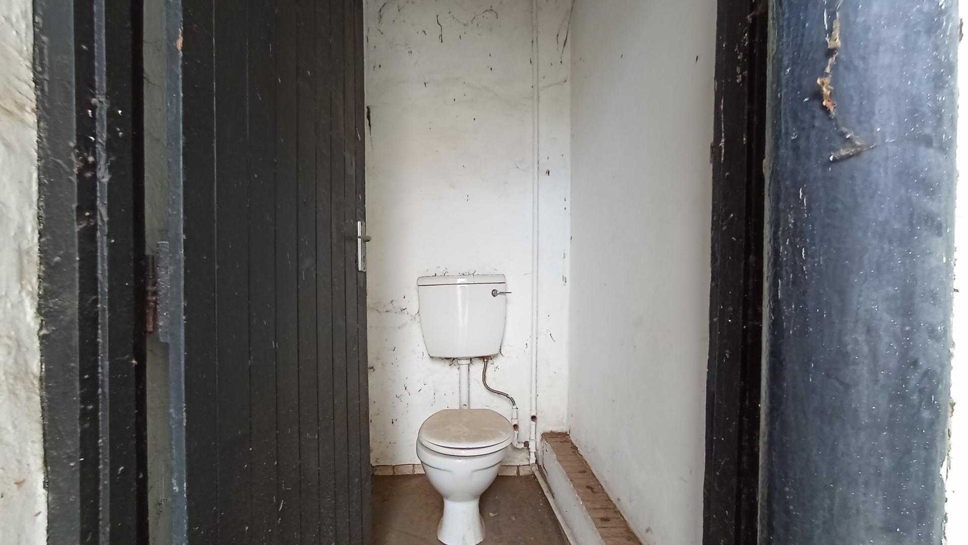 Staff Bathroom - 3 square meters of property in Linden