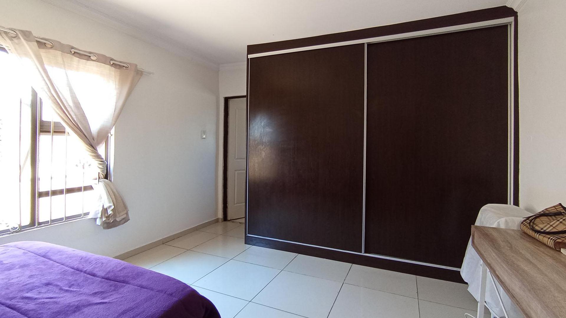 Main Bedroom - 21 square meters of property in Blue Hills