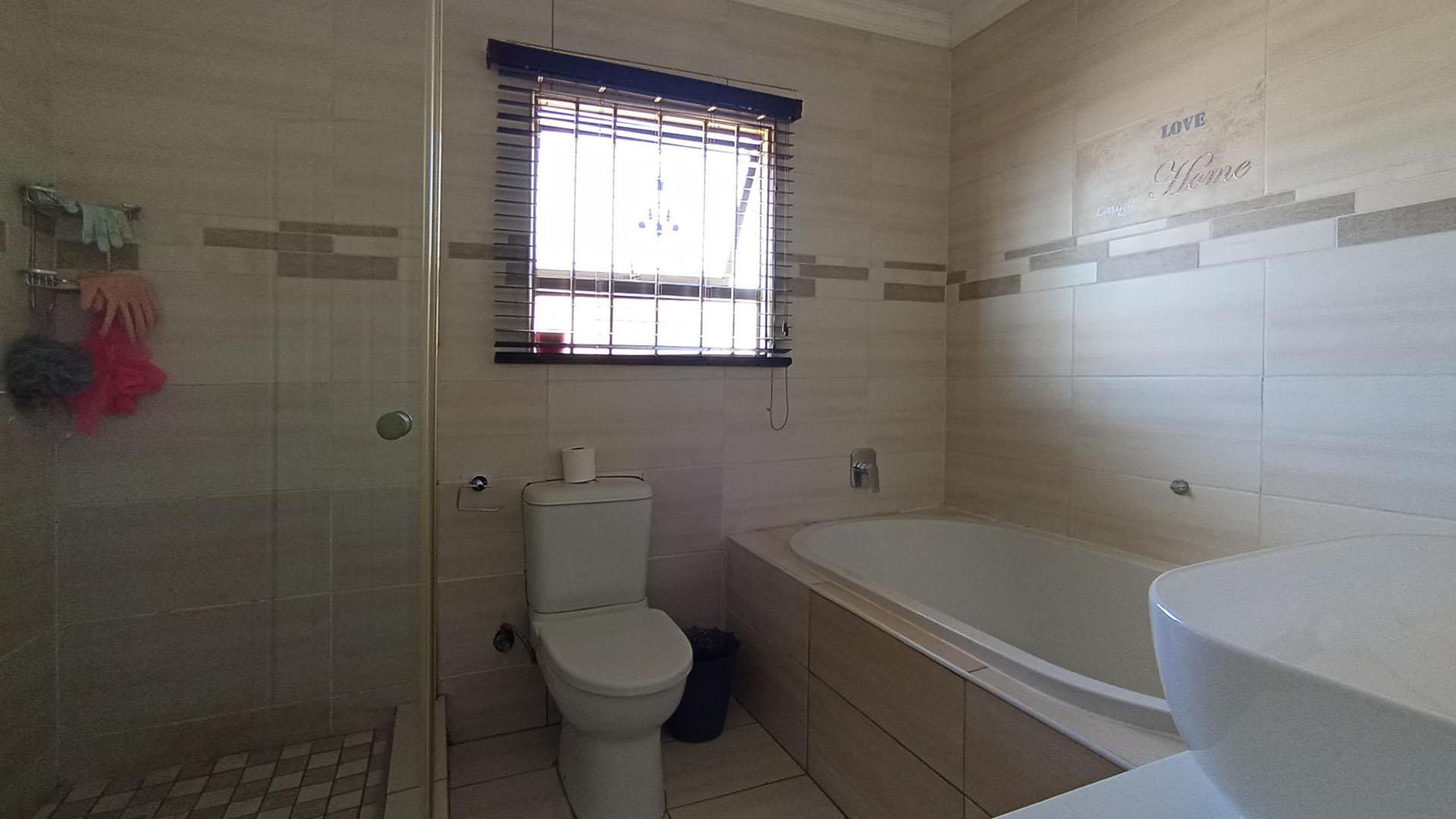 Main Bathroom - 7 square meters of property in Blue Hills