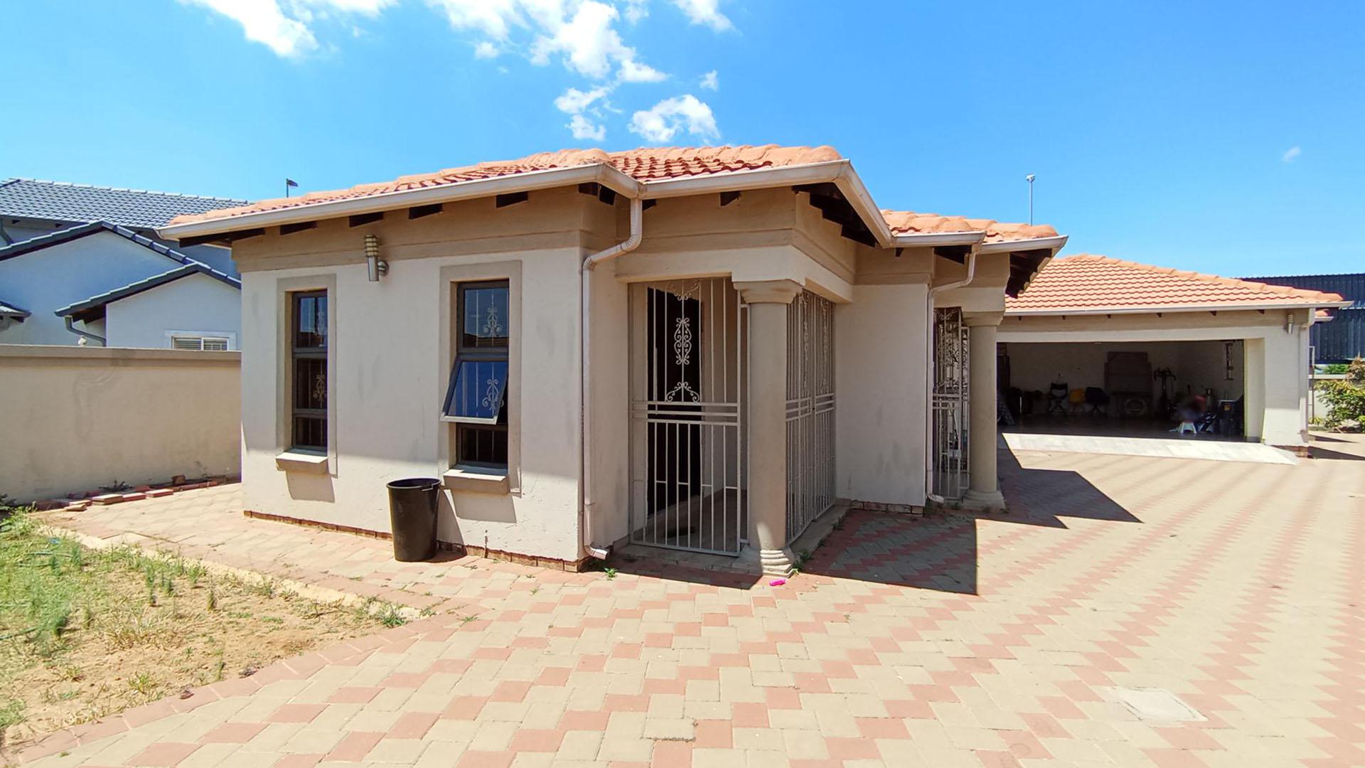 Front View of property in Blue Hills