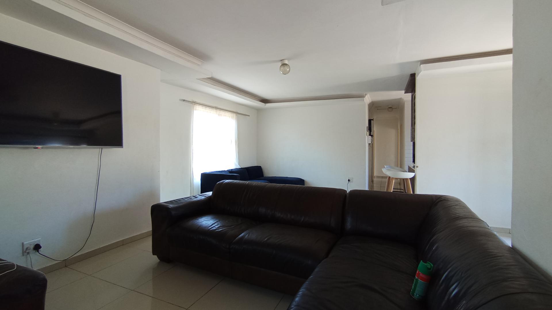 Lounges - 15 square meters of property in Blue Hills