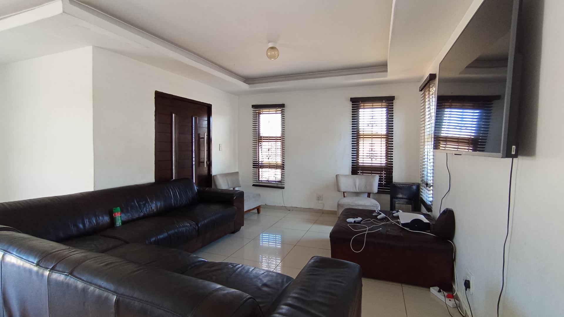 Lounges - 15 square meters of property in Blue Hills