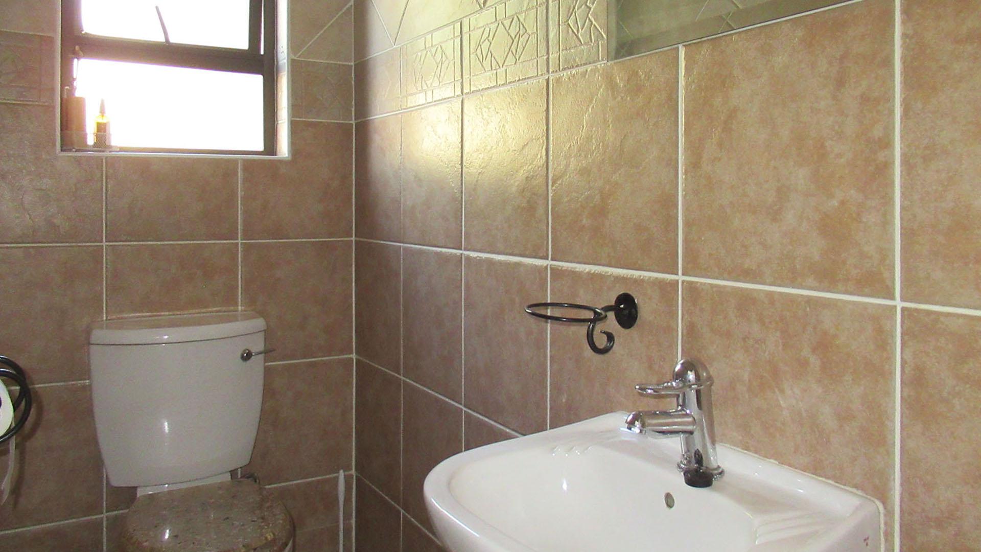Guest Toilet - 2 square meters of property in Beverley
