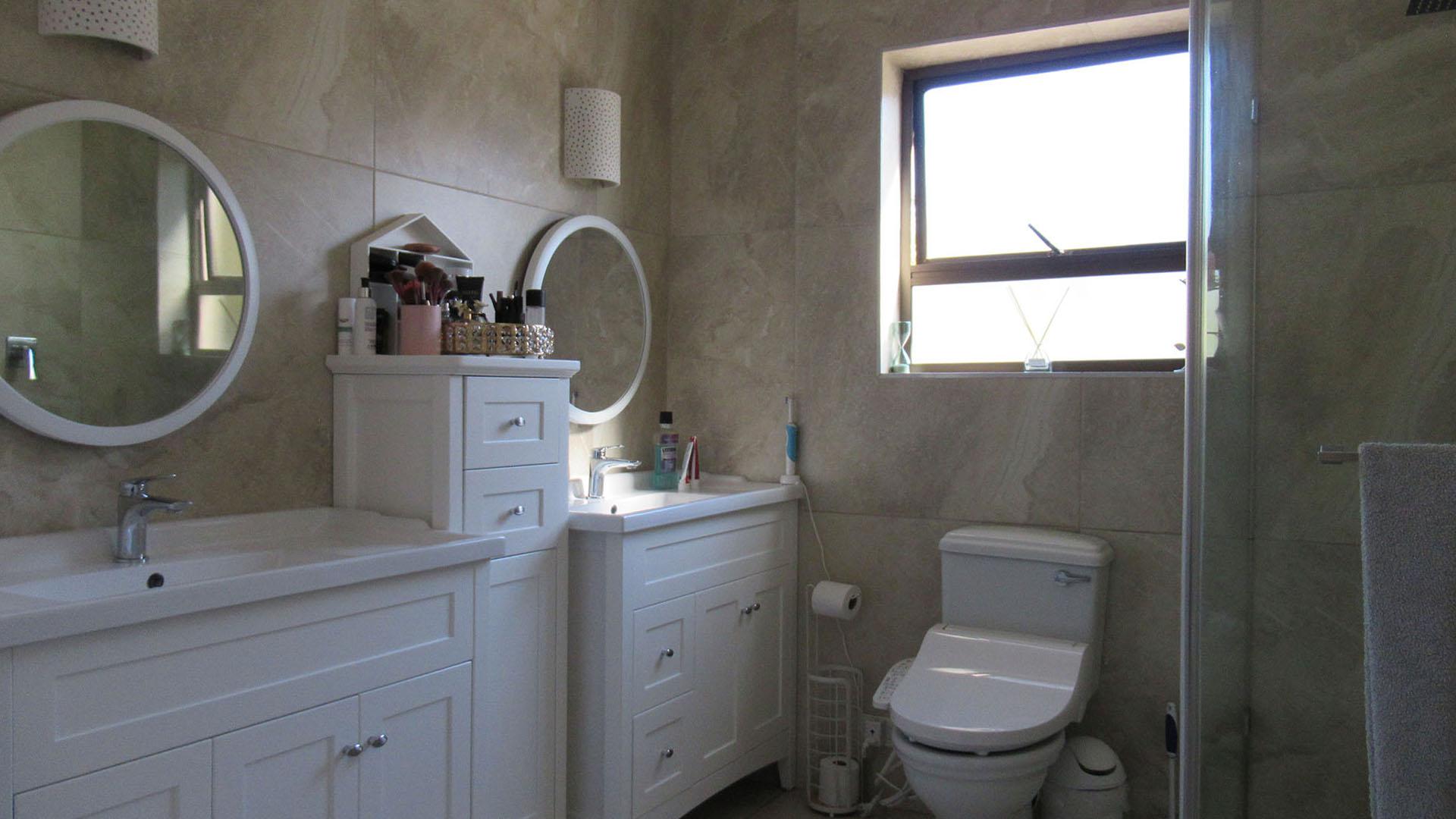 Main Bathroom - 10 square meters of property in Beverley