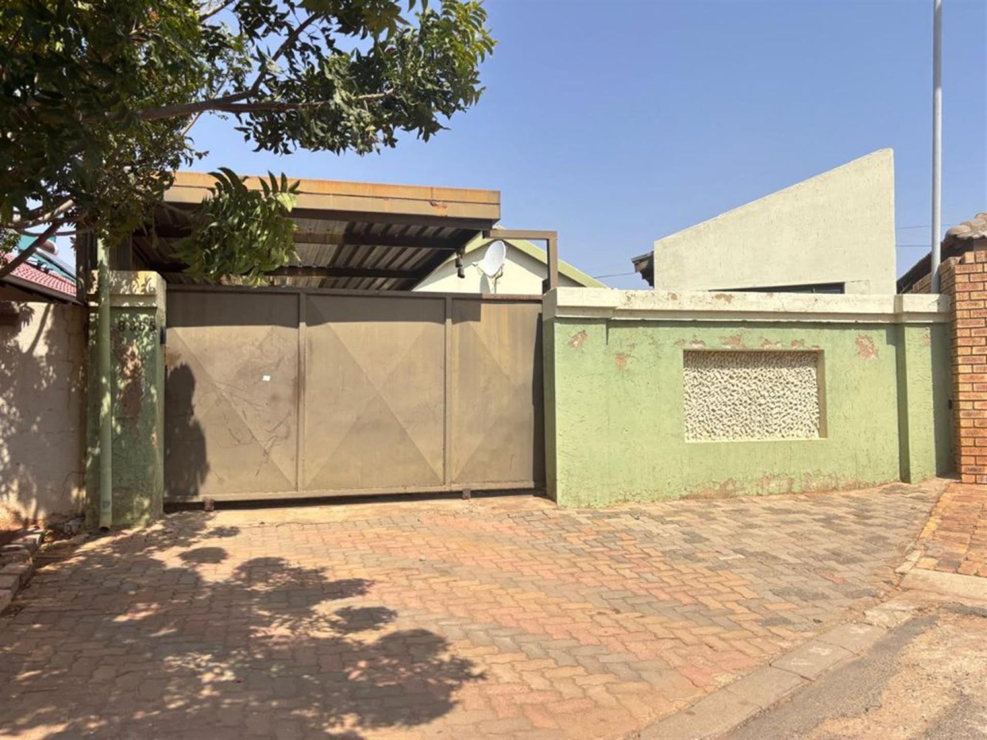 Front View of property in Protea Glen