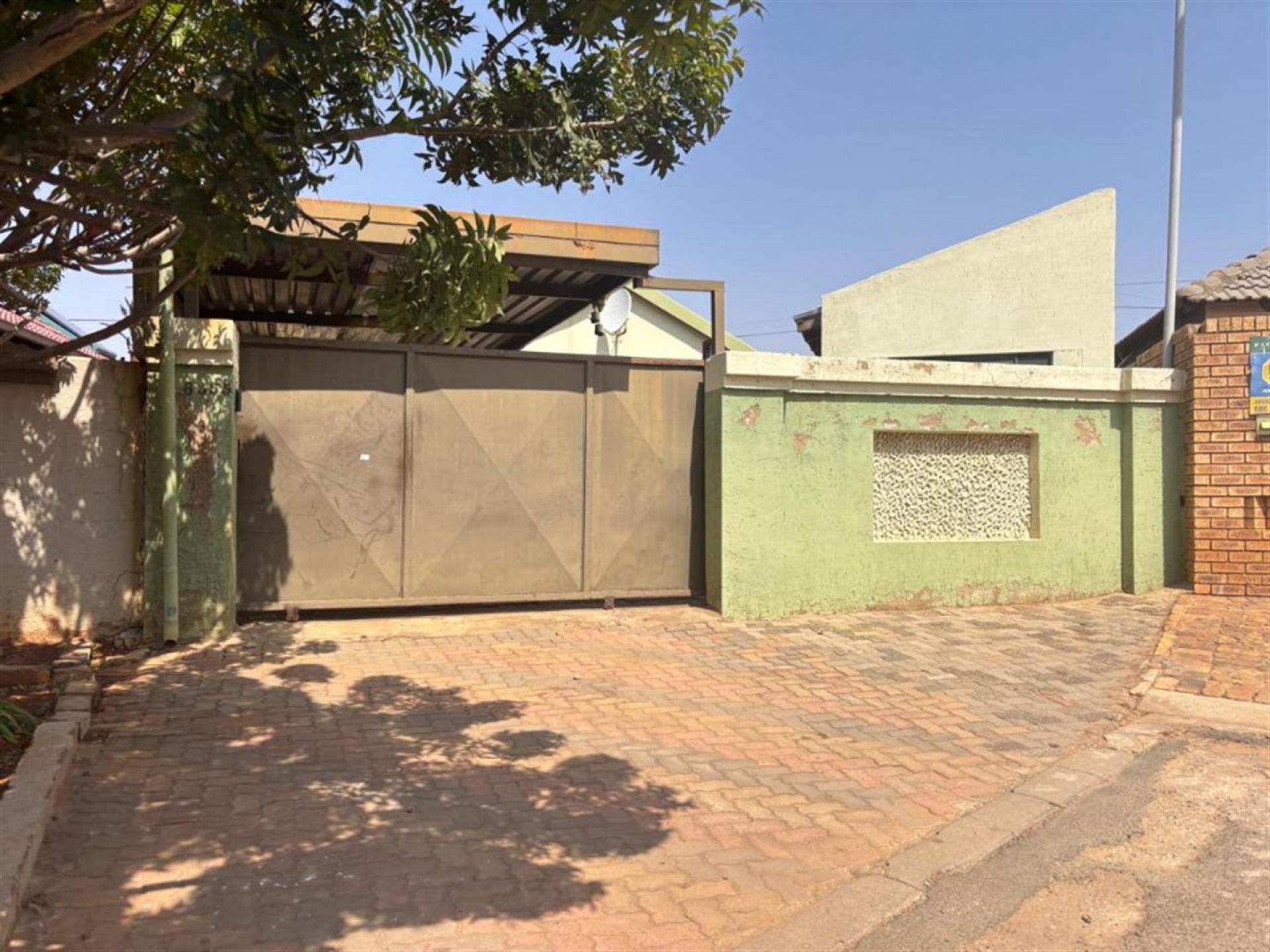 Front View of property in Protea Glen