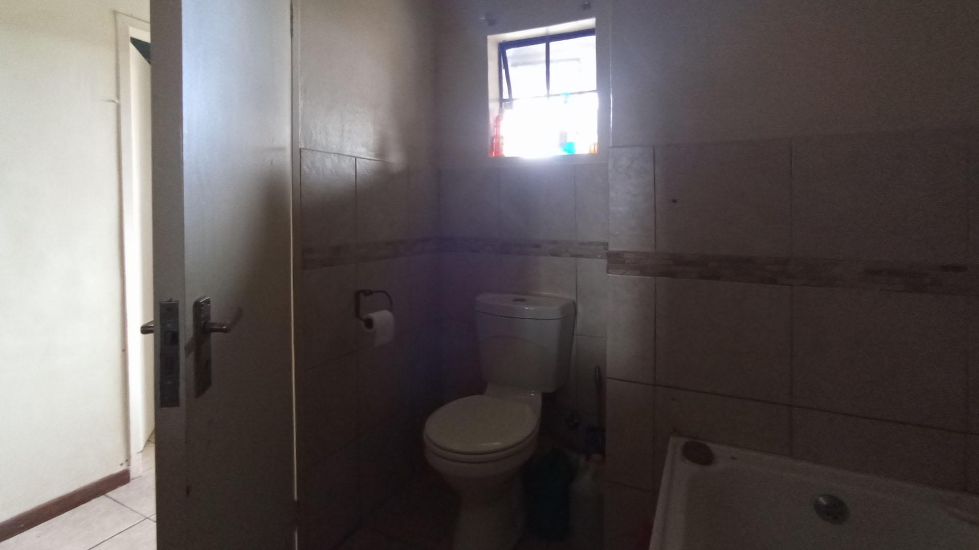 Bathroom 1 - 6 square meters of property in Dorandia