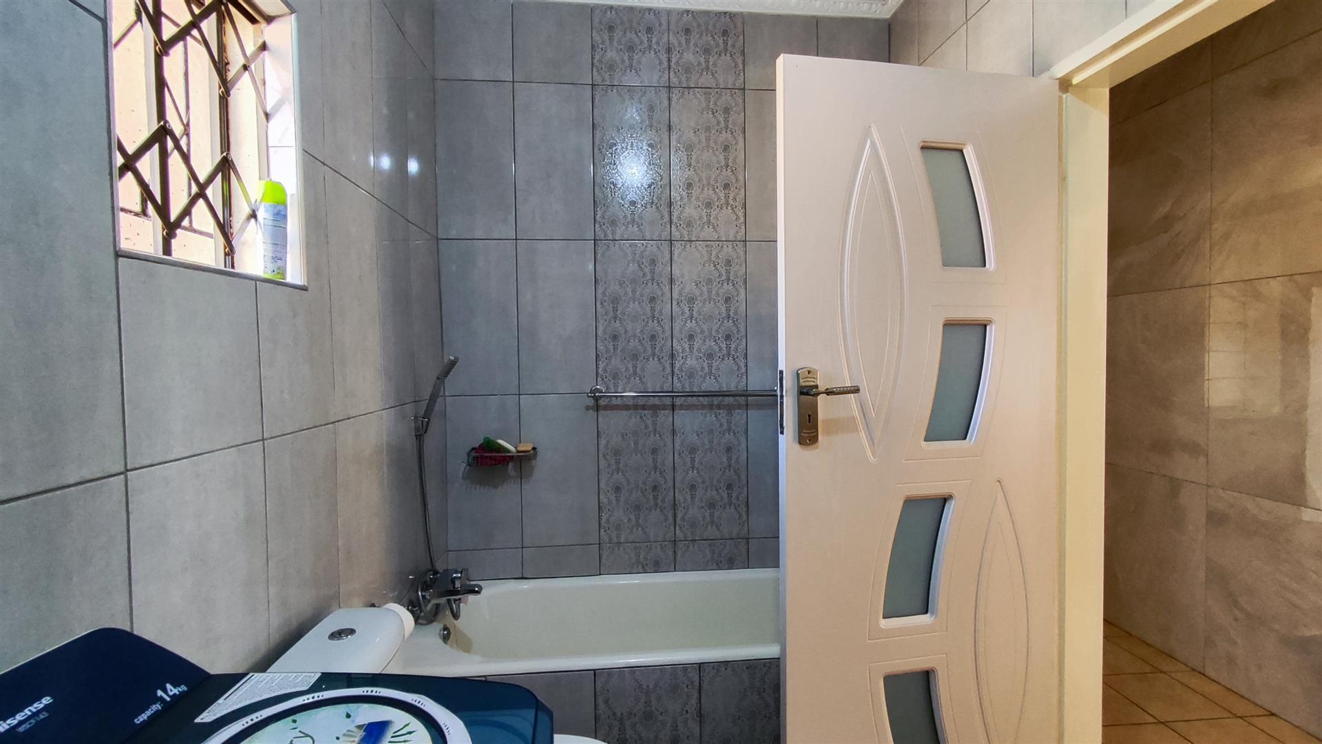 Bathroom 1 - 9 square meters of property in Meyerton