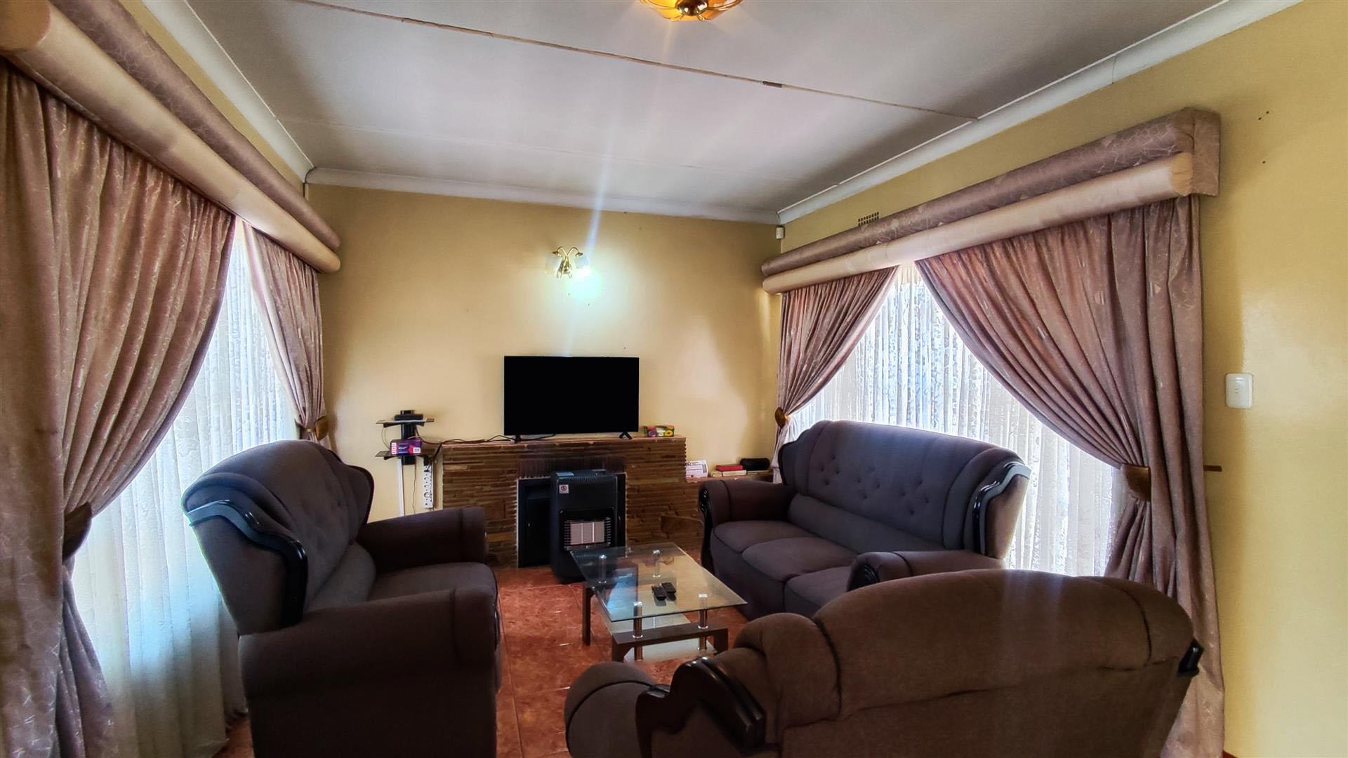 Lounges - 28 square meters of property in Meyerton