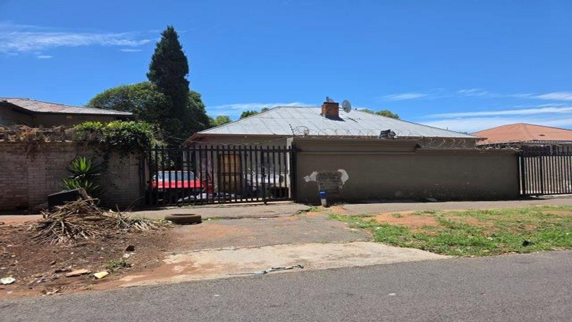 Front View of property in Bezuidenhout Valley