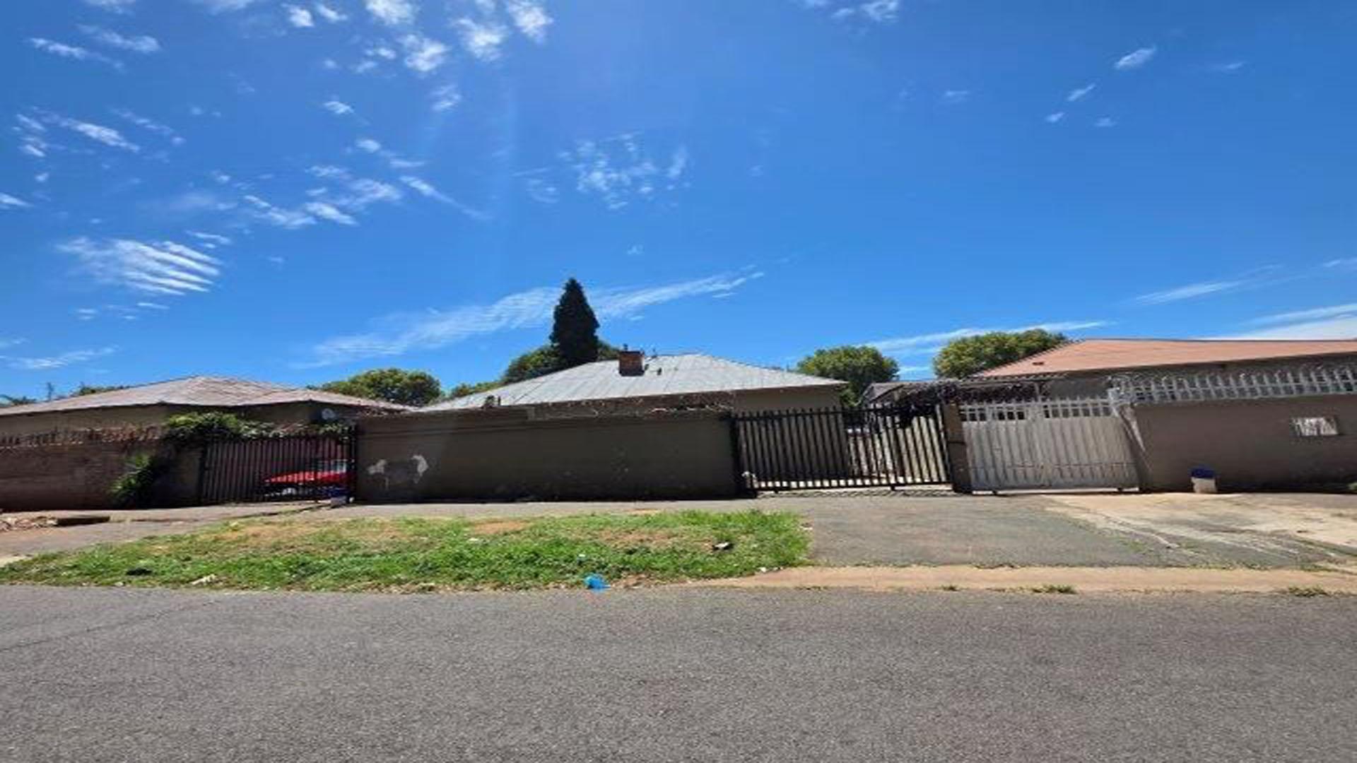 Front View of property in Bezuidenhout Valley