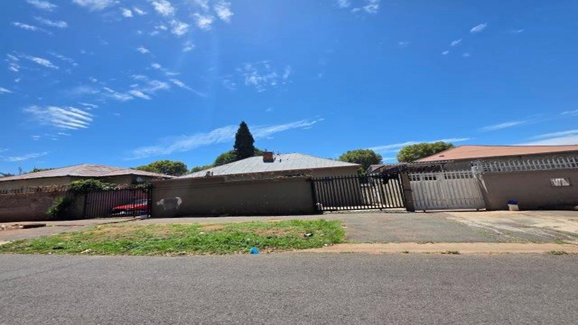 Front View of property in Bezuidenhout Valley